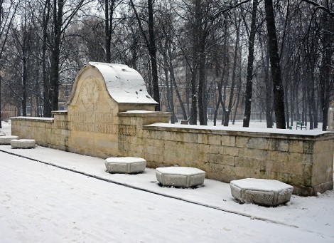 Обмер мемориальной стены из белого камня